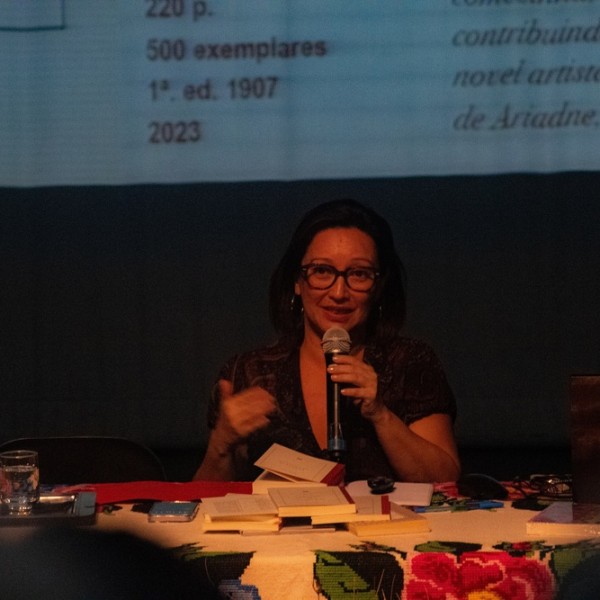 Conferência de Marisa Midori Deaecto | A Coleção Memória Tipográfica da Com-Arte: matrizes de um saber registrado nos manuais